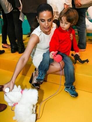 Wanessa se diverte com um fã em evento em São Paulo