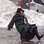 Mulher escorrega no chão congelado em Roosevel Island, em Nova york. Foto: ZORAN MILICH/REUTERS/Newscom
