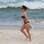 Deborah Secco caminhando na praia com seu corpão. Foto: AgNews