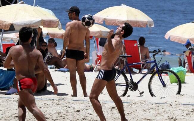 Mouhamed Harfouch, no ar em 'Amor à Vida', jogou futevôlei com amigos no sábado (14) em uma praia do Rio de Janeiro