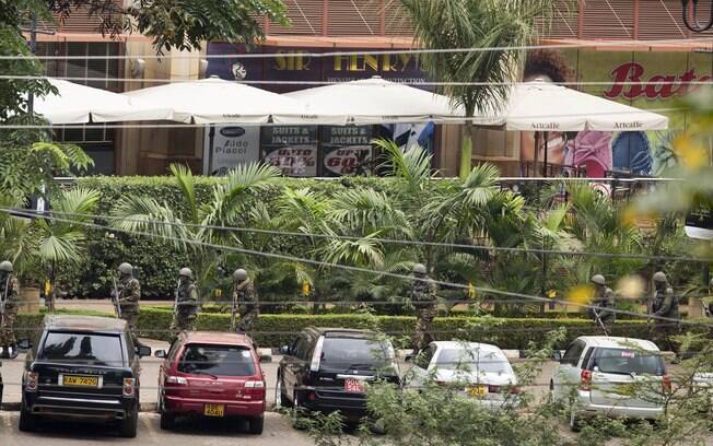 Reforço na segurança shopping center em Nairóbi, neste domingo (22)