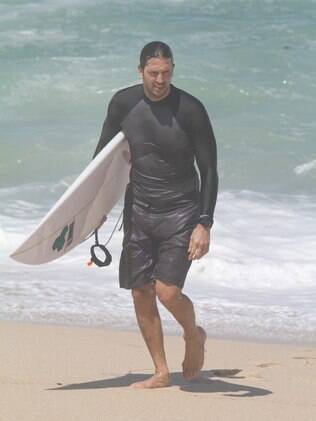 Na lista de atores que adoram surf, Vladimir Brichta mostra habilidade no esporte