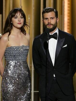Dakota Johnson e Jamie Dornan, estrelas do filme 'Cinquenta Tons de Cinza', apresentam prêmio no Globo de Ouro