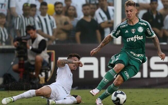 Róger Guedes em ação contra o Santos, na semifinal do Paulistão