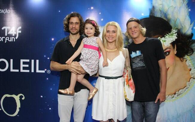 Letícia Spiller com os filhos Pedro e Stella, e o marido, Lucas Loureiro 