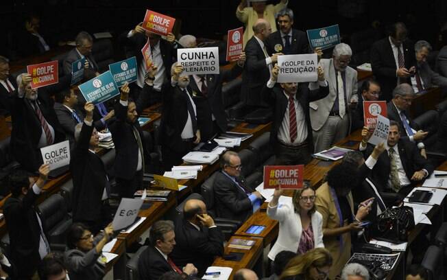 Deputados contra e a favor ergueram placas defendendo seus votos. Foto: Fabio Rodrigues Pozzebom/Agência Brasil