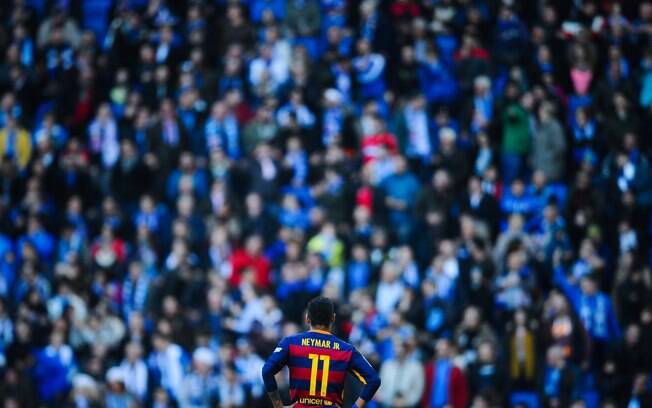 Neymar observa a torcida no estádio do Espanyol