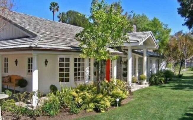 O imóvel de Selena Gomez tem cinco quartos, seis banheiros e um jardim com piscina