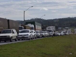 Congestionamento na BR-381, entre Betim e Igarapé, durante manifestação 