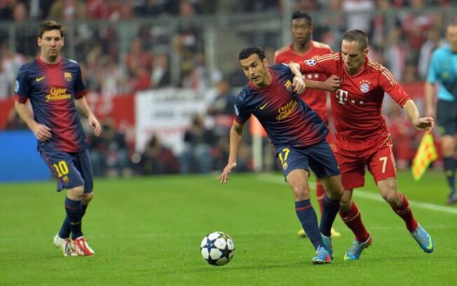 Franck Ribery tenta desarmar Pedro no duelo entre Bayern de Munique e Barcelona