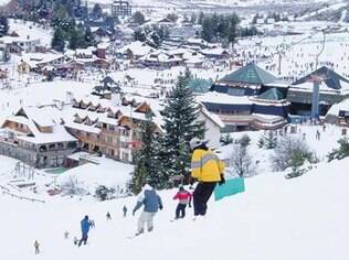 Mesmo quem nunca viu neve pode se aventurar no esqui após algumas aulas