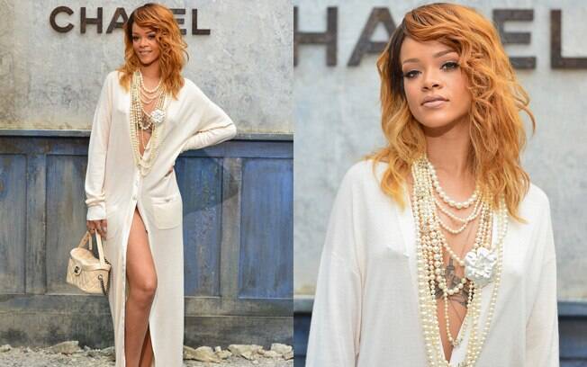 A cantora Rihanna com quase nada por cima e nada por baixo