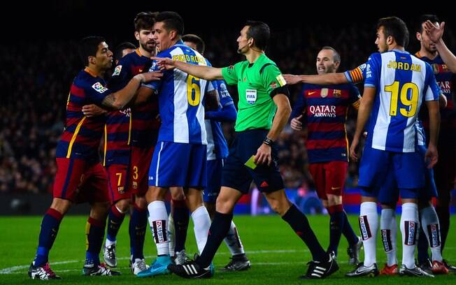 Suárez se desentendeu com jogadores do Espanyol em clássico de Barcelona