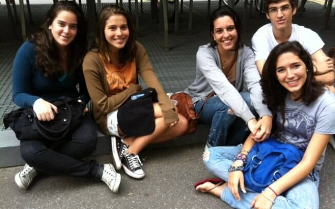 Da esquerda para a direita: Denise Gomes, 18 anos, Clara Miranda, 17, Elisa Maciel, 16, Carolina Gomes, 16, e Guilherme Leite, 16, Todos esperam redação sobre ambiente