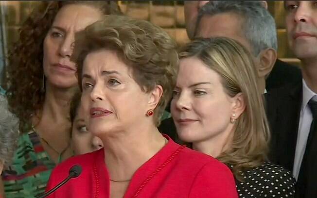 Dilma faz discurso ao lado de aliados em frente ao Palácio da Alvorada após a votação que decidiu por seu impedimento