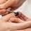 Esmalte todas as unhas com a cor preta e limpe o excesso das laterais . Foto: Edu Cesar/Fotoarena