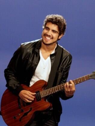 Caio Castro participa do clipe de Ana Clara
