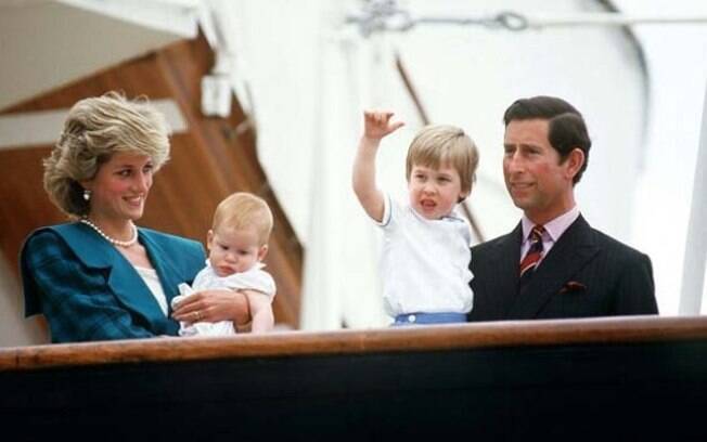 William, Diana e Charles com o novo membro da família, Príncipe Harry