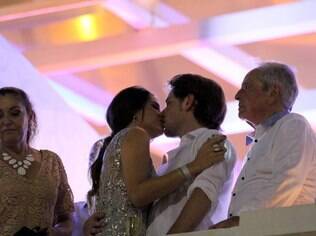 Fernanda Machado e Robert se beijam no Copacabana Palace
