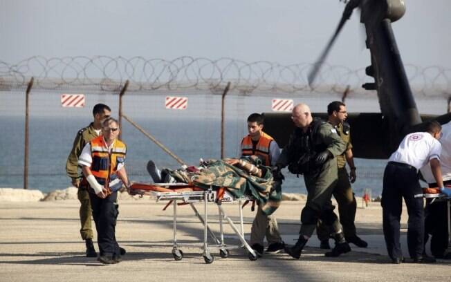 militares israelenses retiram militante ferido após ataque a embarcação em israel (maio/2010)