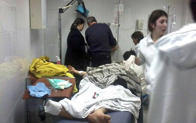 Um ferido após ataque suicida que atingiu loja de café é atendido na sala de emergência de um hospital em Trípoli, Líbano