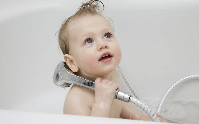 É aconselhável tomar banho junto com os filhos?