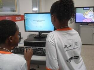 Crianças usam internet em biblioteca no Complexo do Alemão
