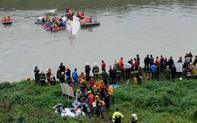 Equipes de resgate tentam retirar passageiros presos dentro de avião da TransAsia