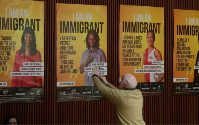 Cartazes em defesa de imigrantes foram espalhados pelo Reino Unido
