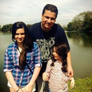 Alfredo faz questão de participar da vida de Nathalia, 15 anos, e de Maria Eduarda, oito anos: 