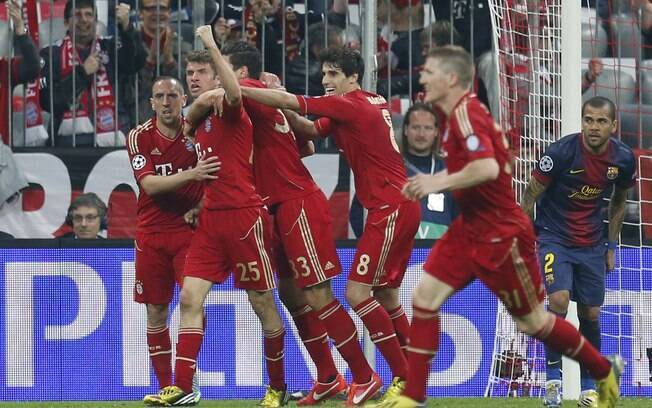 Jogadores do Bayern de Munique comemoram com Thomas Mueller o gol que abriu o placar contra o Barcelona