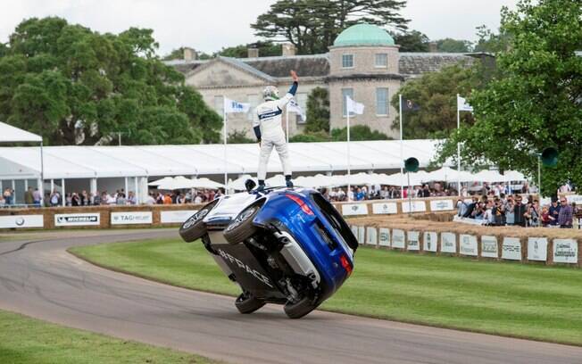 Jaguar F-Pace faz volta em duas rodas durante o Festival de Velocidade em Goodwood, na Inglaterra Jaguar F-Pace faz volta em duas rodas durante o Festival de Velocidade em Goodwood, na Inglaterra