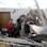 
Gene Byrd e seu filho Devyn olham casa de amigos que ficou destruída em Harrisburg

. Foto: AP