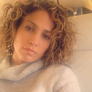 Jennifer Lopez exibiu seus cachos naturais no Instagram