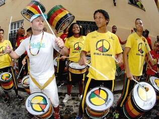  Barrichello "comanda" o Olodum