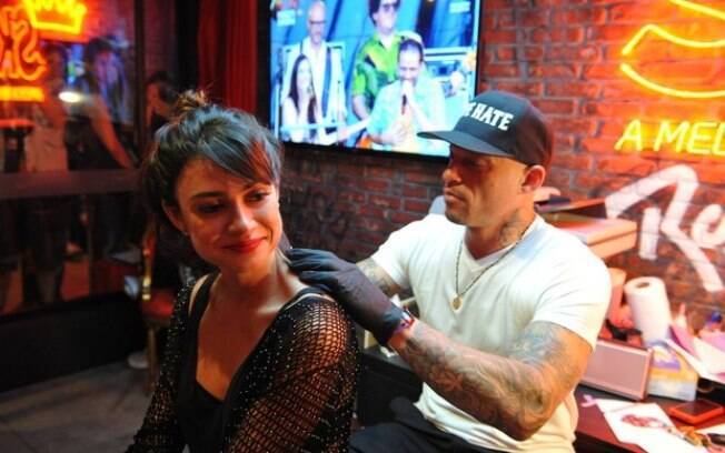 Ami James tatua a atriz brasileira Thaila Ayala durante evento no Brasil