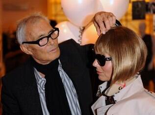 Vidal Sassoon, em 2010, arrumando o penteado geométrico de uma sósia da poderosa editora de moda Anna Wintour