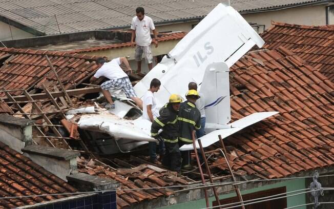 Corpo de Bombeiros informou que o piloto Carlos Almeida Cunha Filgueiras, de 64 anos e o aluno Guilherme Campos Vieira, de 48 anos, foram socorridos conscientes 