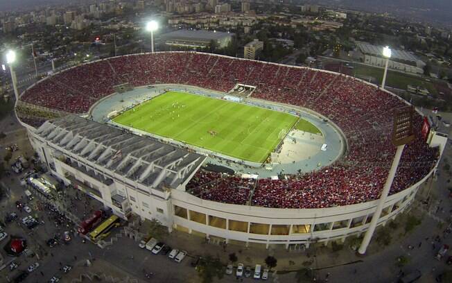 Estádio Nacional, em Santiago, é o mais conhecido do país e tem capacidade para 48.745 pessoas; seis jogos serão disputados no local, incluindo a grande final.. Foto: Agencia Uno via AP