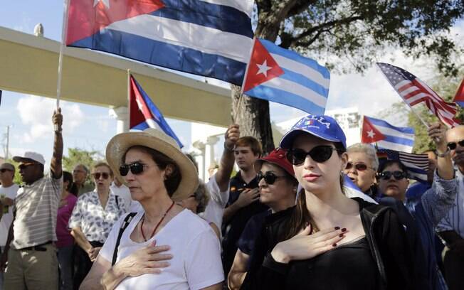 Josefina Chirino, à esq., e a sobrinha Kristina Adler, à dir., cantam hinos norte-americanos e cubanos durante protesto contra o plano de Obama em Miami (20/12)