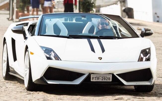 Roberto Carlos chegou dirigindo sua Lamborghini