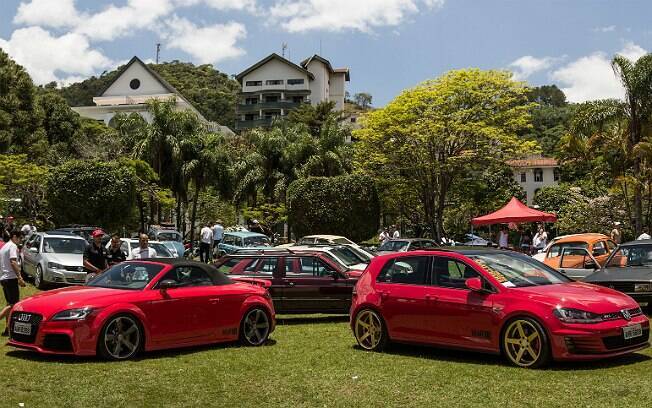 Carros expostos na principal praça de Águas de Lindóia, no interior de São Paulo