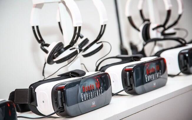 Como as concessionárias ainda não receberam o novo Honda Civic, estão oferecendo uma experiência em Realidade Virtual para conhecer o novo sedã.