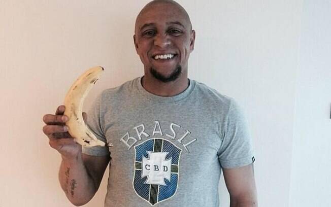 Roberto Carlos defendia o Anzhi Makhachkala quando foi alvo de uma banana atirada por um torcedor, contra o Krylia Sovetov. Ele saiu de campo