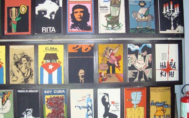 Cartazes de filmes cubanos são feitos artesanalmente e se destacam em galerias de arte e nas ruas de Havana
