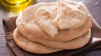 Pão achatado com azeite