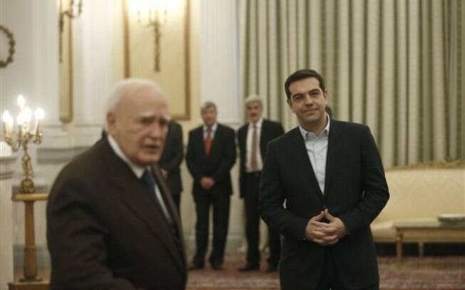 Alexis Tsipras encontra-se com o presidente grego Karolos Papoulias no dia em que é empossado (26/01/2015)
