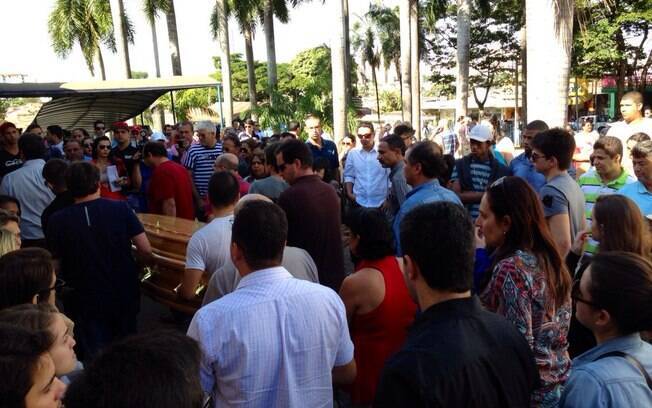 Cortejo de Allana foi liderado pelo pai em cerimônia fechada. Foto: Clenon Ferreira/iG