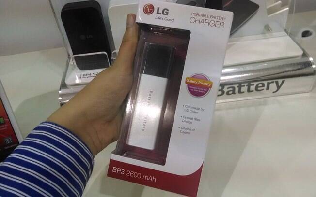 LG traz um modelo de 2.600 mAh de carregador portátil que parece um esmalte grande e terá versão em vermelho