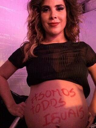 Wanessa homenageou fãs gays escrevendo frase em sua barriga
